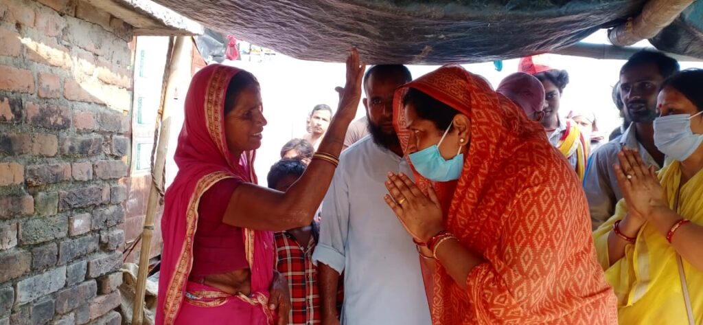 गौड़ा बौराम विधानसभा सीट से वीआईपी की उम्मीदवार स्वर्णा सिंह गांव में लोगों के बीच पहुंची